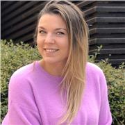 Mi nombre es Maite. Soy traductora e intérprete de inglés-español-gallego. Además, me gusta ejercer como profesora de español para personas extranjeras y como profesora de inglés y gallego para personas nativas